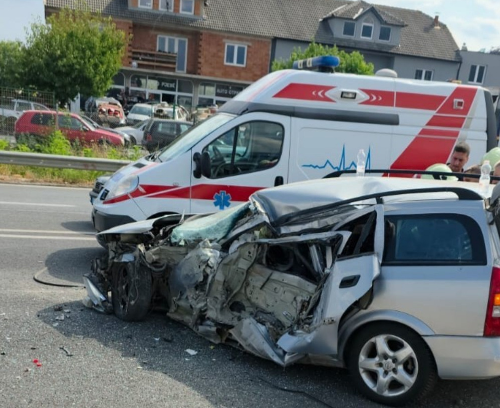 ТРОЈЦА ЗАГИНАА, А ЕДЕН Е ВО ТЕШКА СОСТОЈБА ВО СООБРАЌАЈНАТА НЕСРЕЌА НА ИЗЛЕЗОТ ОД ТЕТОВО