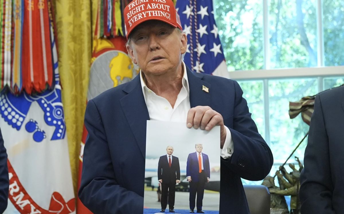 ТРАМП СЕ ПОФАЛИ ДЕКА ПУТИН МУ ПРАТИЛ ФОТОГРАФИЈА ОД СРЕДБАТА ВО АЛЈАСКА