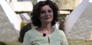ПОЛИЦАЈЦИ ДОЦНА СИНОЌА Ѝ ДОНЕЛЕ КРИВИЧНА ПРИЈАВА НА БИЛЈАНА ИВАНОВСКА, ОТКАКО ЈА ОБЈАВИ КАНДИДАТУРАТА ЗА ГРАДОНАЧАЛНИЧКА НА ОПШТИНА ЦЕНТАР ПОДДРЖАНА ОД „НЕЗАВИСНИ ЗАЕДНО“