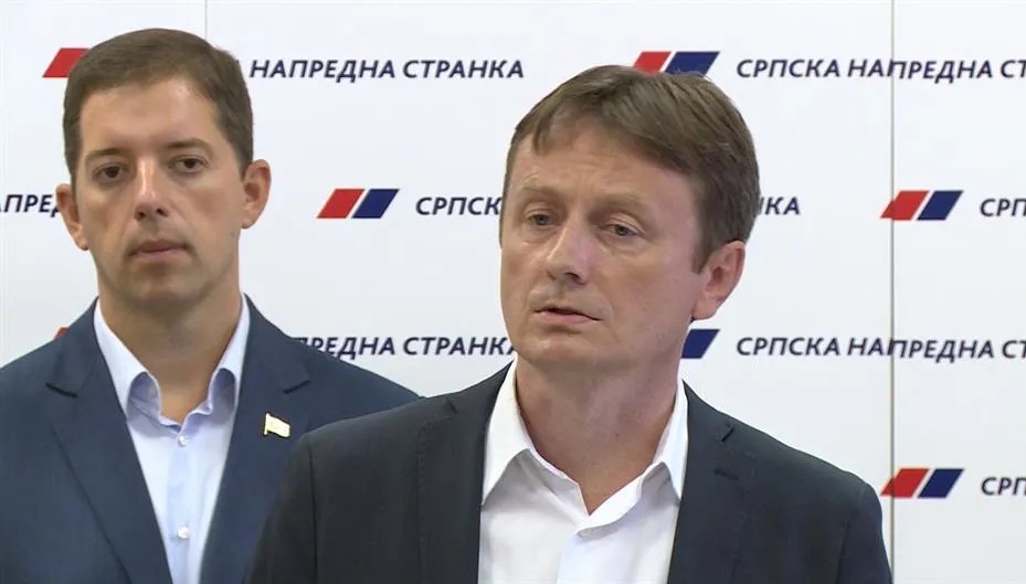 СРПСКИОТ МИНИСТЕР ДАРКО ГЛИШИЌ ДОЖИВЕА МОЗОЧЕН УДАР ДОДЕКА ГОСТУВАШЕ НА ТЕЛЕВИЗИЈА
