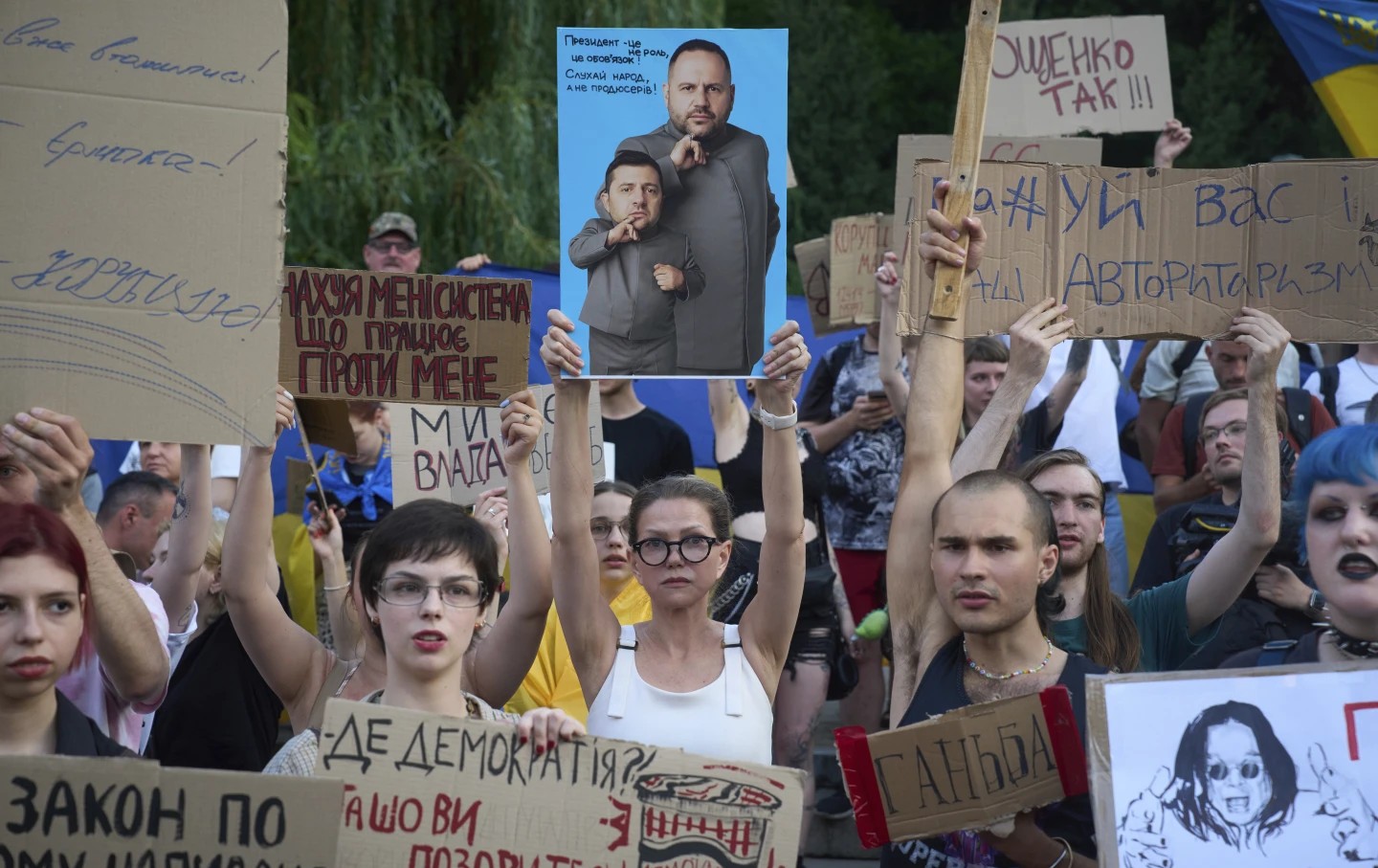 ЗЕЛЕНСКИ ЈА ВРАТИ НЕЗАВИСНОСТА НА УКРАИНСКИТЕ АНТИКОРУПЦИСКИ АГЕНЦИИ ПО НАЈГОЛЕМИТЕ ПРОТЕСТИ ОД ПОЧЕТОКОТ НА ВОЈНАТА