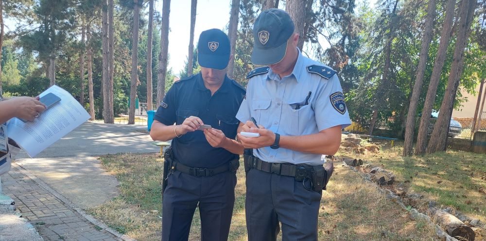 ПОЛИЦИЈАТА ГИ ЛЕГИТИМИРАШЕ НОВИНАРСКИТЕ ЕКИПИ КОИ ГИ СЛЕДЕА НАСТАНИТЕ ВО ДЕМИР ХИСАР ПОВРЗАНИ СО ДИРЕКТОРСКИТЕ СМЕНИ ВО ГИМНАЗИЈАТА, ЗА МВР БИЛЕ НЕПОЗНАТИ ЛИЦА