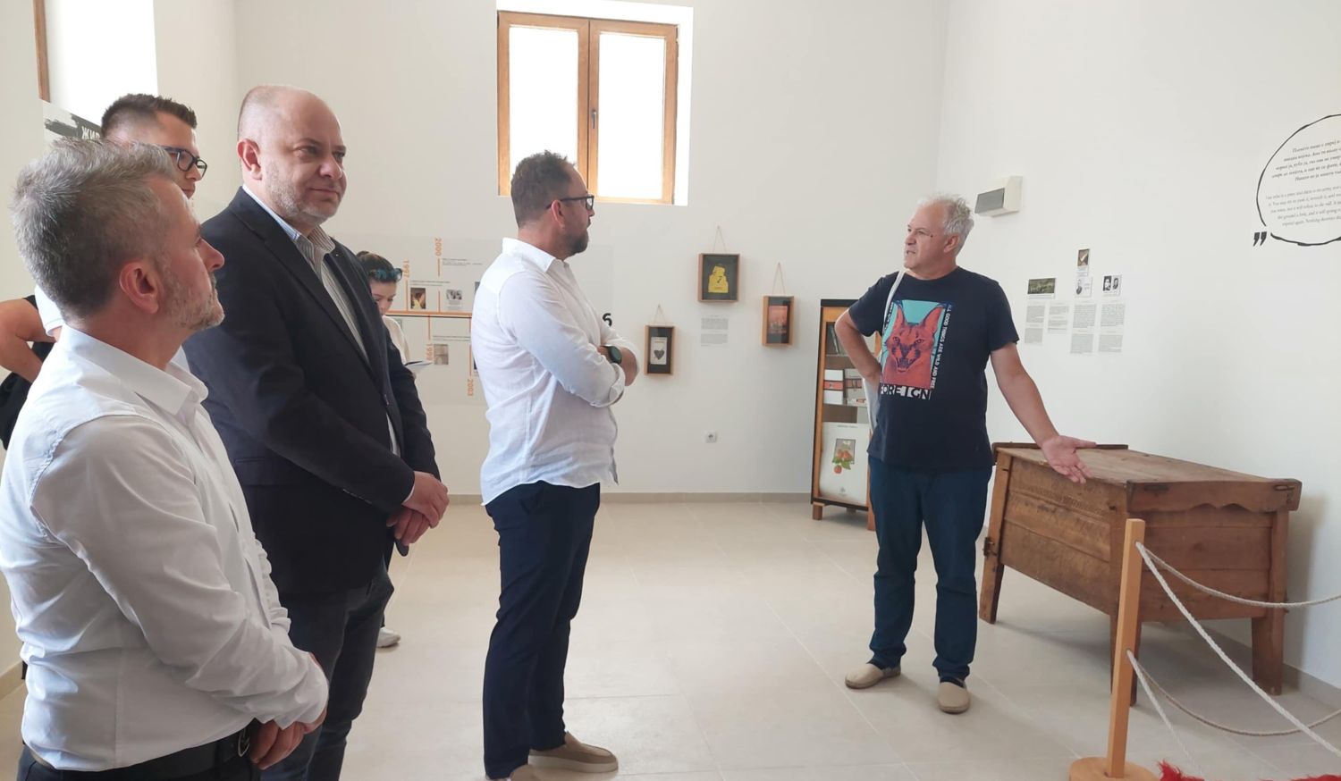 СПОМЕН-СОБАТА НА ПЕТРЕ М. АНДРЕЕВСКИ ВО СЛОЕШТИЦА ДАДЕНА ПОД КОНЦЕСИЈА НА НЕВЛАДИНА, СИН МУ СЕРГЕЈ РЕАГИРА ДЕКА ДОЛГО ВРЕМЕ БИЛА ЗАТВОРЕНА, А ЉУТКОВ РЕЧЕ АПСОЛУТНА НЕВИСТИНА Е ОТИ СЕ РАСПАЃА