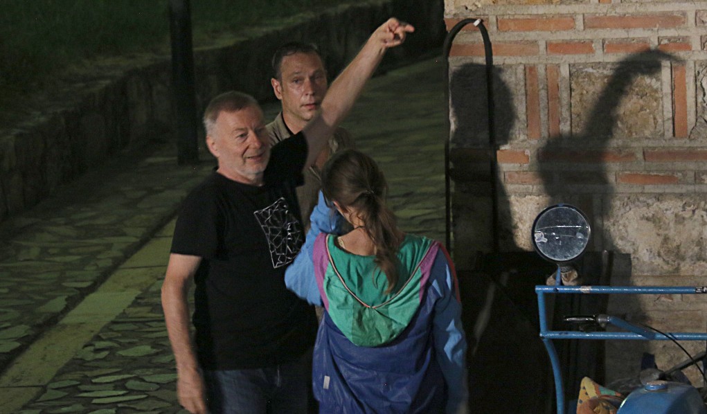 НА ГЛУМЦИТЕ ИМ ВЕЛАМ „ПОМАЛЦЕ“, ЗА ДА ИМА ПОМАЛКУ ГЛУМА, А ПОВЕЌЕ ВИСТИНА ВО УЛОГАТА, ВЕЛИ МАНЧЕВСКИ ЗА СНИМАЊЕТО НА „ЗБОГУМ, КОПАКАБАНО“