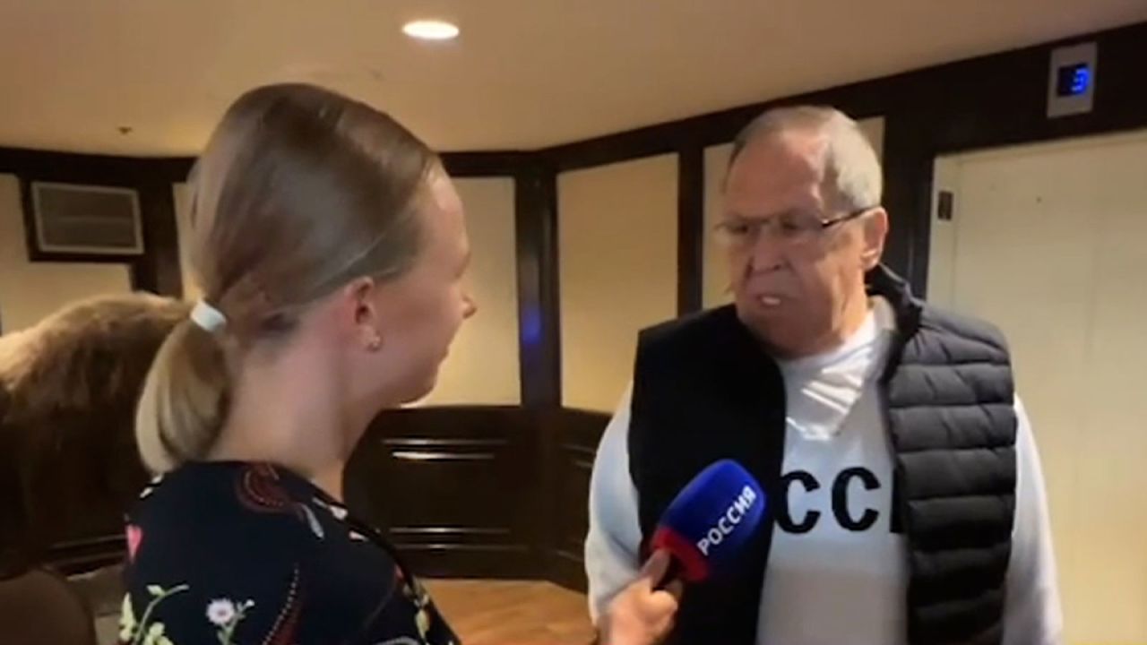 ЛАВРОВ ПРИСТИГНА НА САМИТОТ НА АЛЈАСКА СО ЏЕМПЕР „СССР“