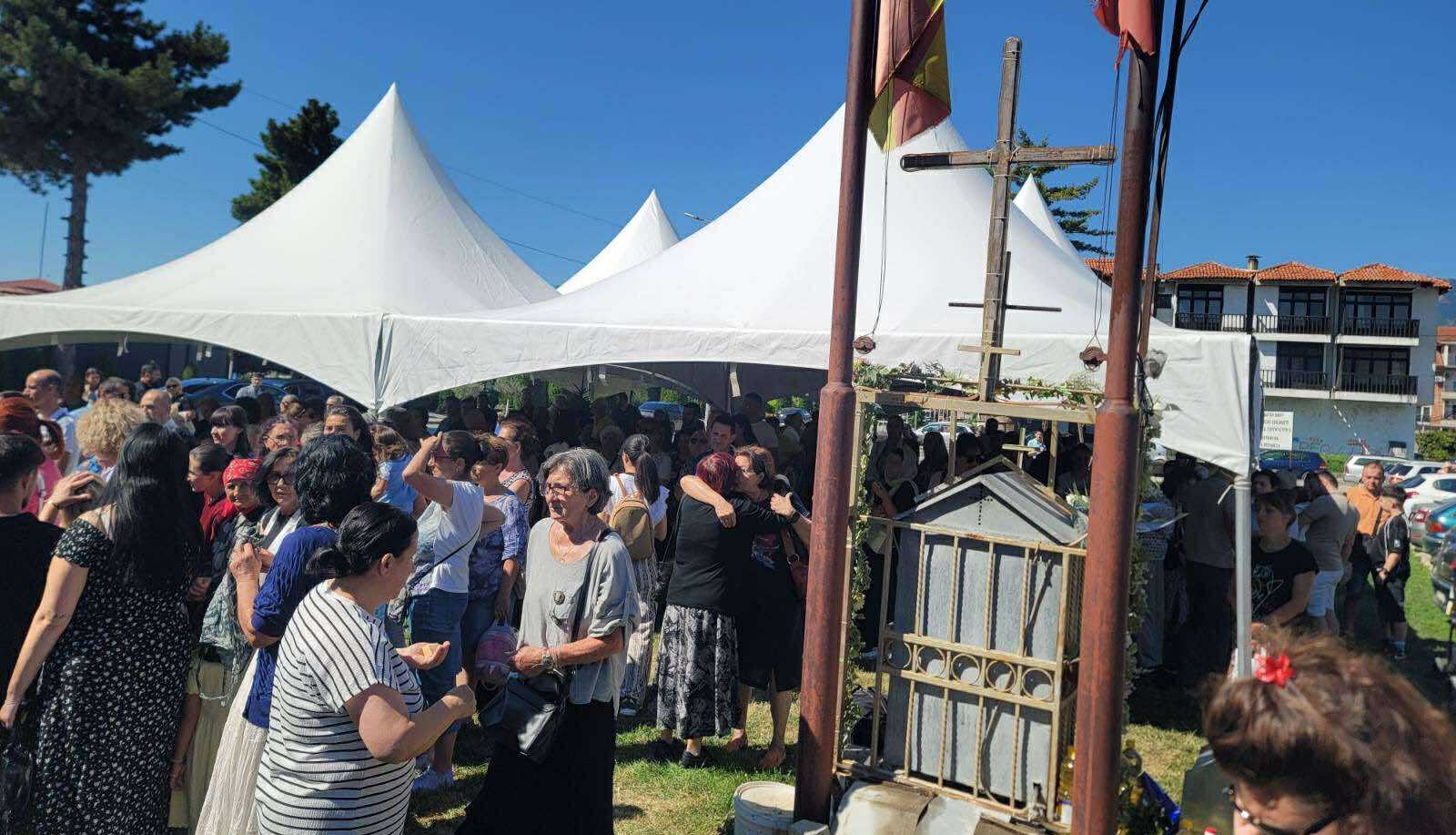 СТРУЖАНИ НА ПРАЗНИЧНА ЛИТУРГИЈА ПОБАРАА ДА СЕ ИЗГРАДИ ХРАМОТ „ПРЕСВЕТА БОГОРОДИЦА“, ОПШТИНАТА 15 ГОДИНИ НЕ ДАВА ДОЗВОЛА ЗА ГРАДБА