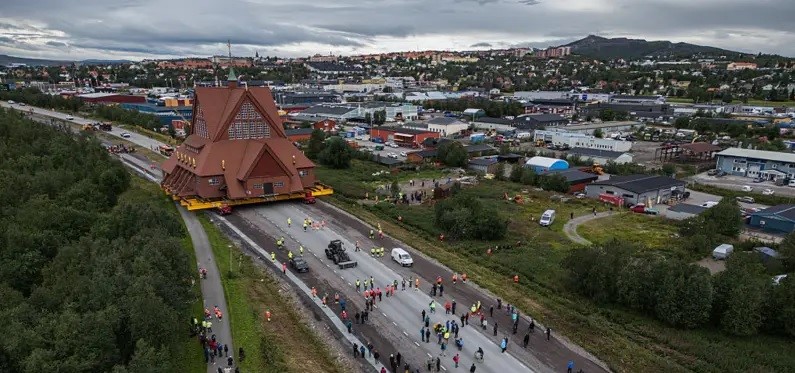 ЦРКВАТА СТАРА 113 ГОДИНИ ПРЕМЕСТЕНА 5 КИЛОМЕТРИ НА ДРУГА ЛОКАЦИЈА ВО ШВЕДСКОТО ГРАТЧЕ КИРУНА