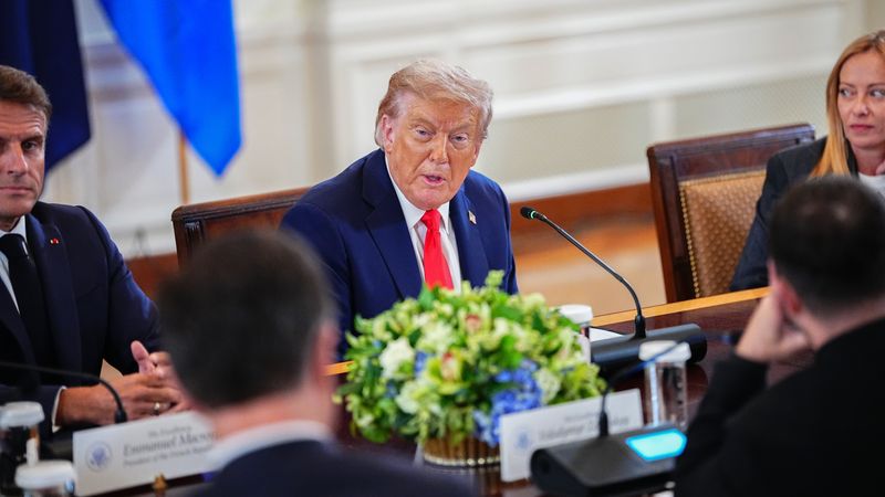 МУ СЕ ЈАВИВ НА ПУТИН И СПРЕМАМ СРЕДБА СО ЗЕЛЕНСКИ, РЕЧЕ ТРАМП