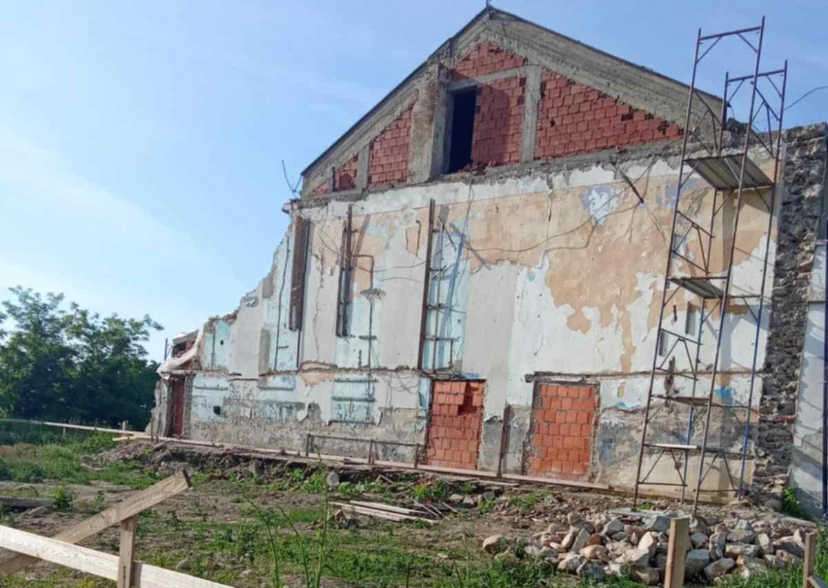 ПРЕД ПОЧЕТОКОТ НА ШКОЛСКАТА ГОДИНА УЧИЛИШТЕТО ВО БИСТРИЦА Е СО ОШТЕТЕН ЅИД И ПОКРИВ СО АЗБЕСТ, ЕДНА ОД УЧИЛНИЦИТЕ БИ МОЖЕЛА ДА БИДЕ ЗАТВОРЕНА