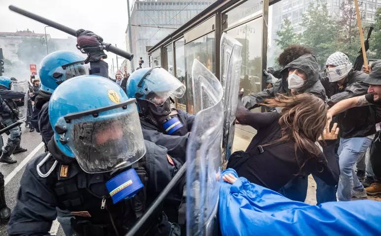 ПРОПАЛЕСТИНСКИТЕ ДЕМОНСТРАНТИ СЕ СУДРИЈА СО ПОЛИЦИЈАТА ВО МИЛАНО, БЛОКИРАНИ ПРИСТАНИШТАТА ВО ИТАЛИЈА