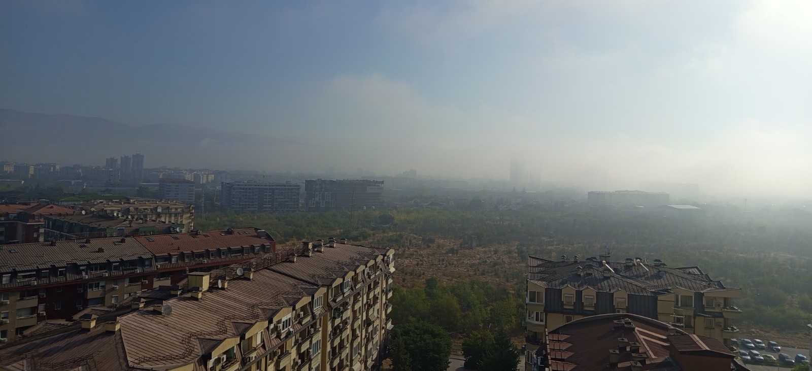 ПОЛА СКОПЈЕ Е ВО ЗАГАДЕНА МАГЛА, ВОЗДУХОТ МИРИСА НА ГАРЕЖ, ПОЖАРОТ ВО „ДРИСЛА“ УШТЕ Е АКТИВЕН
