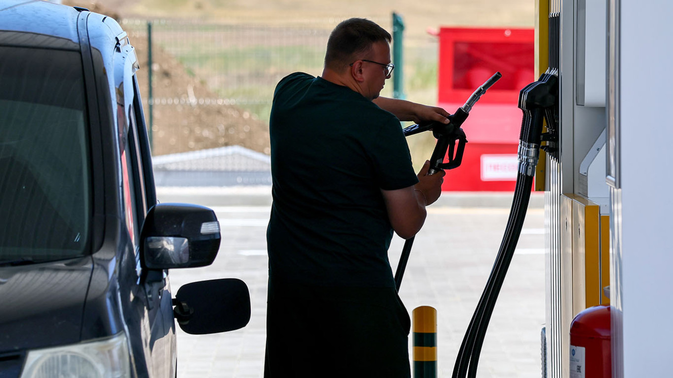 РУСИЈА ПОТВРДИ ДЕКА ИМА НЕДОСТИГ НА НАФТЕНИ ПРОИЗВОДИ ПОРАДИ УКРАИНСКИТЕ НАПАДИ, ЌЕ ВОВЕДЕ ДЕЛУМНА ЗАБРАНА ЗА ИЗВОЗ НА ДИЗЕЛ