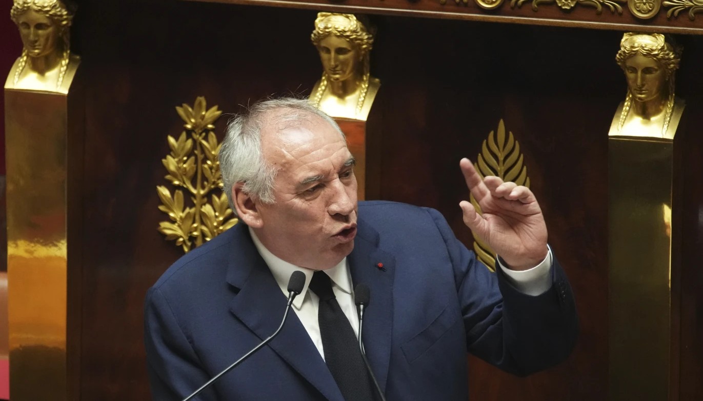 ФРАНЦУСКИОТ ПАРЛАМЕНТ Ѝ ИЗГЛАСА НЕДОВЕРБА НА ВЛАДАТА