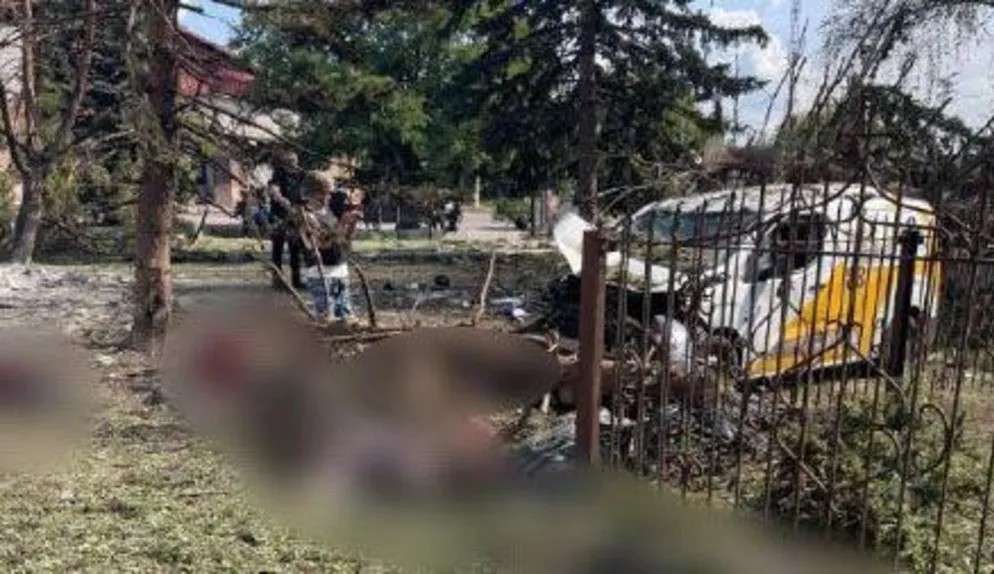 РУСИТЕ УБИЈА НАД 20 ЛУЃЕ КОИ ЧЕКАЛЕ ПЕНЗИЈА ВО СЕЛО ВО ДОЊЕЦК, КАЖА ЗЕЛЕНСКИ