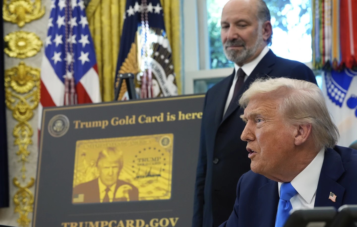 ТРАМП ВОВЕДЕ НАДОМЕСТ ОД 100.000 ДОЛАРИ ЗА ВИЗИТЕ ЗА КВАЛИФИКУВАНИ РАБОТНИЦИ