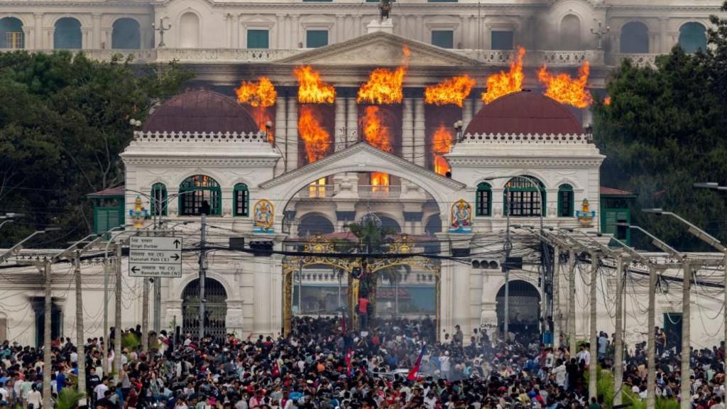 ДЕМОНСТРАНТИТЕ ЈА ЗАПАЛИЈА ЗГРАДАТА НА НЕПАЛСКИОТ ПАРЛАМЕНТ, ПРЕМИЕРОТ ПОДНЕСЕ ОСТАВКА