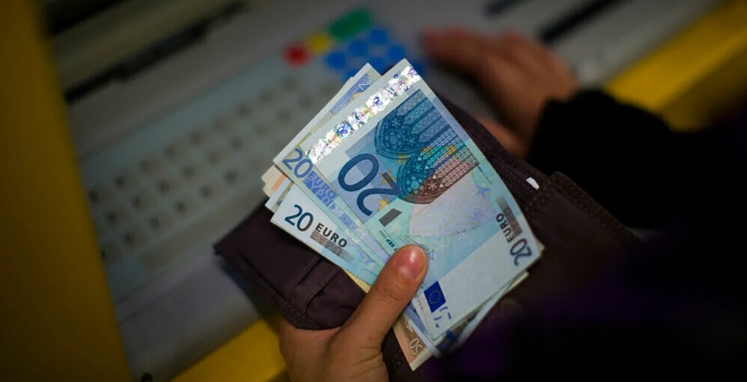 ХОЛАНДИЈА ГИ СОВЕТУВА ГРАЃАНИТЕ ДА ЧУВААТ ГОТОВИНА ДОМА ВО СЛУЧАЈ НА ВОНРЕДНИ СОСТОЈБИ