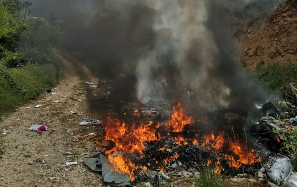ФАТЕНИ ТРОЈЦА ПОТПАЛУВАЧИ НА ДИВА ДЕПОНИЈА ВО ПРИЛЕП