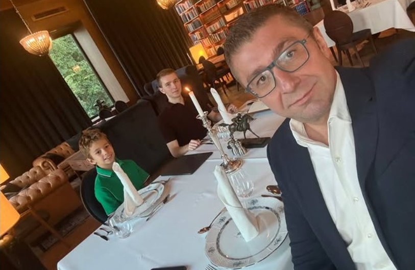 МИЦКОСКИ СО СИНОВИТЕ ЗАМИНА ВО БУДИМПЕШТА ЗА ДА ГО ГЛЕДААТ РОНАЛДО, НА ПОКАНА ОД ОРБАН