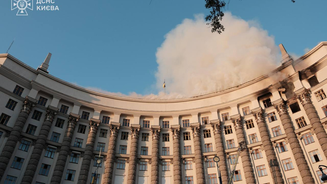РУСИЈА ПРВПАТ ЈА ПОГОДИ ЗГРАДАТА НА УКРАИНСКАТА ВЛАДА, ОШТЕТЕНИ ПОКРИВОТ И ГОРНИТЕ КАТОВИ