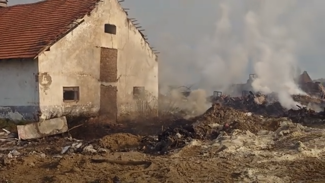 ПОД КОНТРОЛА Е ПОЖАРОТ ВО ТРУБАРЕВО, НЕ ГОРИ АМА ИМА СИЛЕН ЧАД, ДЕЛОТ СО ЛИТИУМСКИ БАТЕРИИ Е ЗАТРУПАН СО ПЕСОК, РЕЧЕ АНГЕЛОВ
