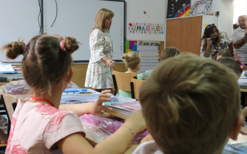 НИЗ ЦЕЛА ДРЖАВА ФАЛАТ УЧЕБНИЦИ, ДЕЛ ЌЕ ОБЕЗБЕДИМЕ СО ДОНАЦИЈА, РЕЧЕ МИНИСТЕРКАТА ЈАНЕВСКА