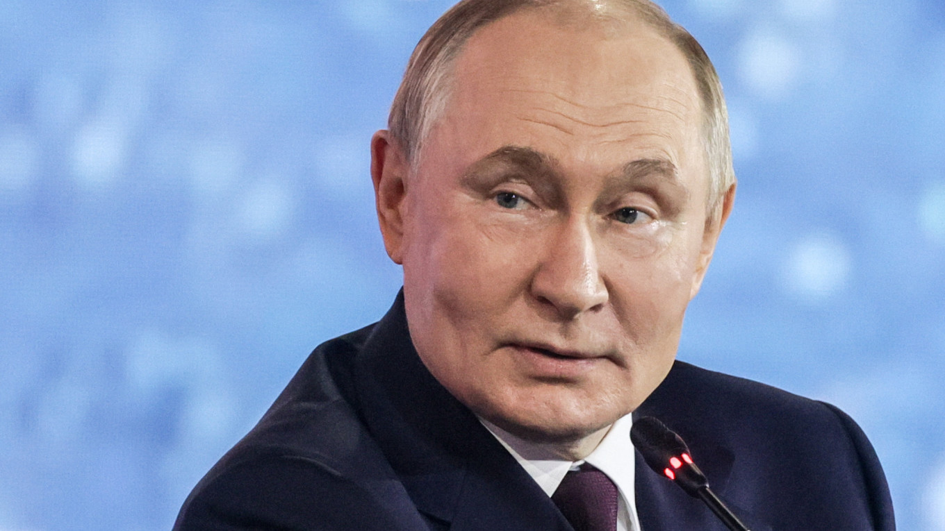 ПУТИН НЕГИРА ДЕКА РУСКАТА ЕКОНОМИЈА СТАГНИРА, ЦЕНТРАЛНАТА БАНКА ВЕЛИ ДЕКА ЗЕМЈАТА Е ТЕХНИЧКИ ВО РЕЦЕСИЈА