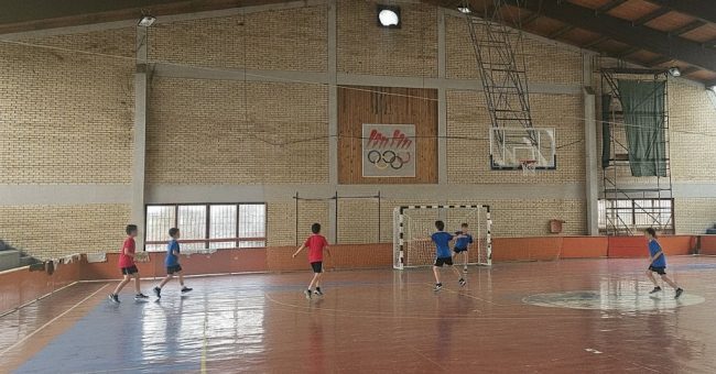 „НЕКА СИ ОДИ ВО СЕЛО, ЧАСОВИТЕ ЌЕ ГИ ДАДЕМЕ НА НАШЕ ГРАДСКО ДЕТЕ“, РЕКОЛ ЗАМЕНИК-ДИРЕКТОР НА ШКОЛО ЗА НАСТАВНИЧКА ПО ФИЗИЧКО, УТВРДЕНА ДИСКРИМИНАЦИЈА СПОРЕД ПОТЕКЛО