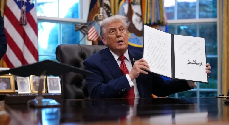 ТРАМП ЈА ОДОБРИ ПРОДАЖБАТА НА ТИКТОК ВО САД, ЈА ПРОЦЕНИ НЕГОВАТА ВРЕДНОСТ НА 14 МИЛИЈАРДИ ДОЛАРИ
