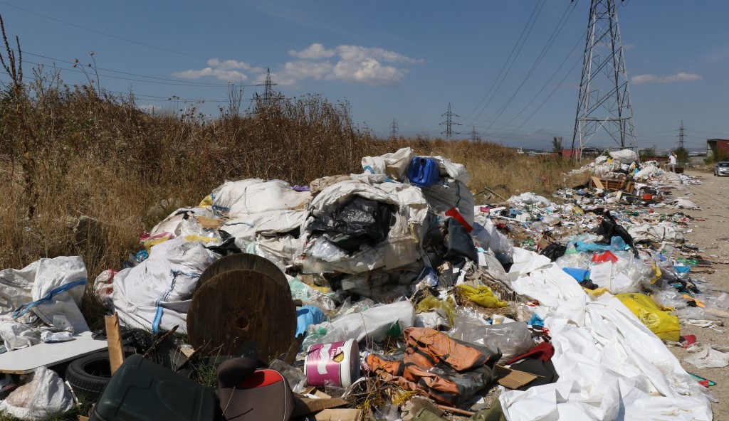 ДИВАТА ДЕПОНИЈА „ВАРДАРИШТЕ“ Е НА 6,5 КМ ОД ВЛАДАТА, СЕДМИ ДЕН ГОРИ ИАКО ПОЖАРОТ Е ПОД КОНТРОЛА