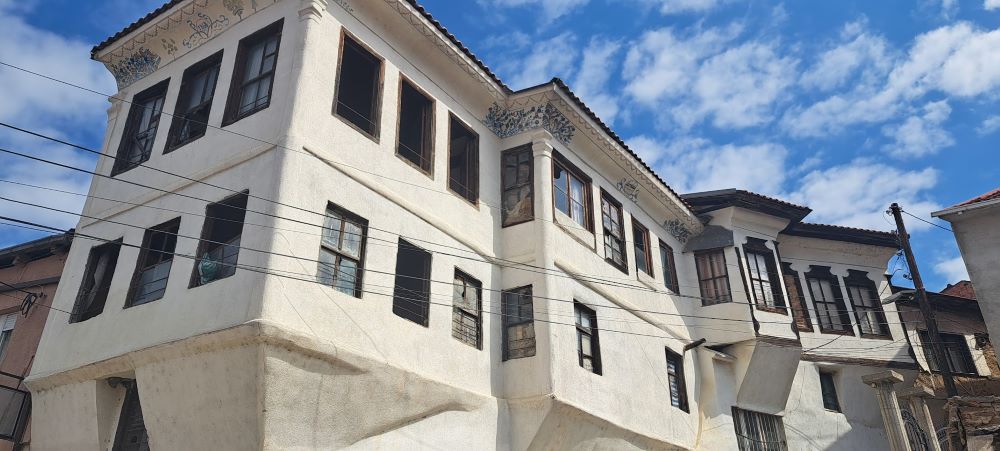 ШЕСТ ГОДИНИ ЧЕКА РЕКОНСТРУКЦИЈА ВЕЛЕШКИОТ КОМПЛЕКС ВАРНАЛИИТЕ  СО КУЌИ ОД 19 ВЕК, ИМ ТРЕБА ОБНОВА И НА ПЕТ СПОМЕН-КУЌИ