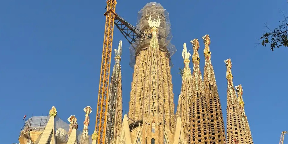 САГРАДА ФАМИЛИЈА ВО БАРСЕЛОНА СТАНА НАЈВИСОКАТА ЦРКВА НА СВЕТОТ САГРАДА ФАМИЛИЈА ВО БАРСЕЛОНА СТАНА НАЈВИСОКАТА ЦРКВА НА СВЕТОТ