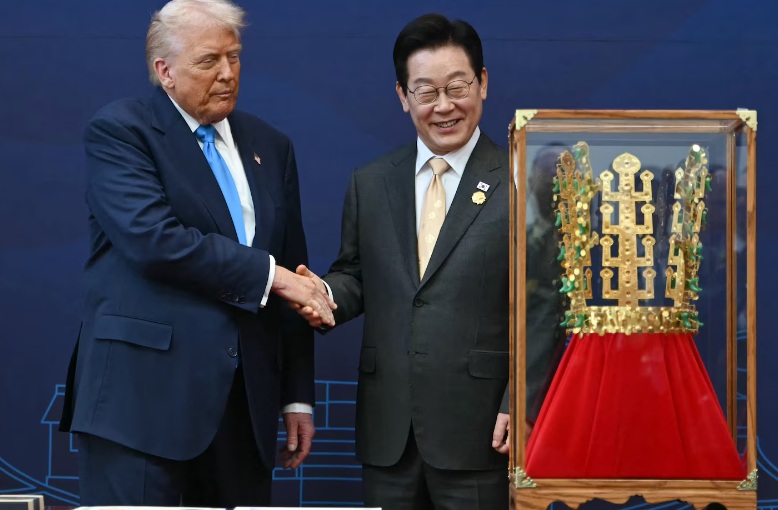 ЈУЖНА КОРЕЈА МУ ПОДАРИ РЕПЛИКА НА ЗЛАТНА КРУНА НА ТРАМП ЈУЖНА КОРЕЈА МУ ПОДАРИ РЕПЛИКА НА ЗЛАТНА КРУНА НА ТРАМП