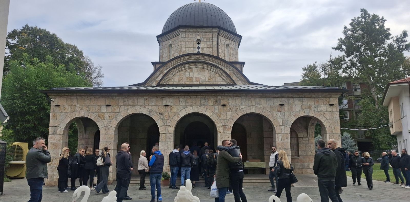 ПОГРЕБАН ВЛАДИМИР БЛАЖЕВ-ПАНЧО ОД „ДНК“, КОЈ НАСТРАДА ВО ПОЖАРОТ ВО КОЧАНСКАТА ДИСКОТЕКА „ПУЛС“