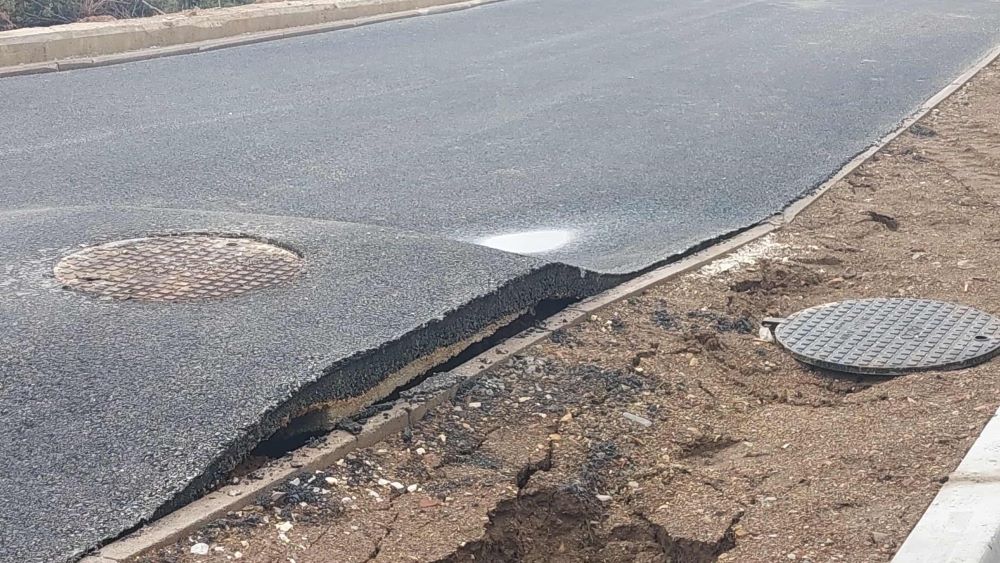 ОД ДОЖД ПРОПАДНАА ДЕЛОВИ ОД НОВИОТ АСФАЛТ НА БУЛЕВАРСКИОТ ВЛЕЗ КАЈ БИТОЛА, ОД ОПШТИНАТА ВЕЛАТ ДЕКА Е ТРОТОАР