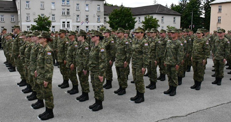 ХРВАТСКА ГО ВРАЌА ЗАДОЛЖИТЕЛНИОТ ВОЕН РОК СЛЕДНАТА ГОДИНА, ЌЕ ТРАЕ ДВА МЕСЕЦА ХРВАТСКА ГО ВРАЌА ЗАДОЛЖИТЕЛНИОТ ВОЕН РОК СЛЕДНАТА ГОДИНА, ЌЕ ТРАЕ ДВА МЕСЕЦА