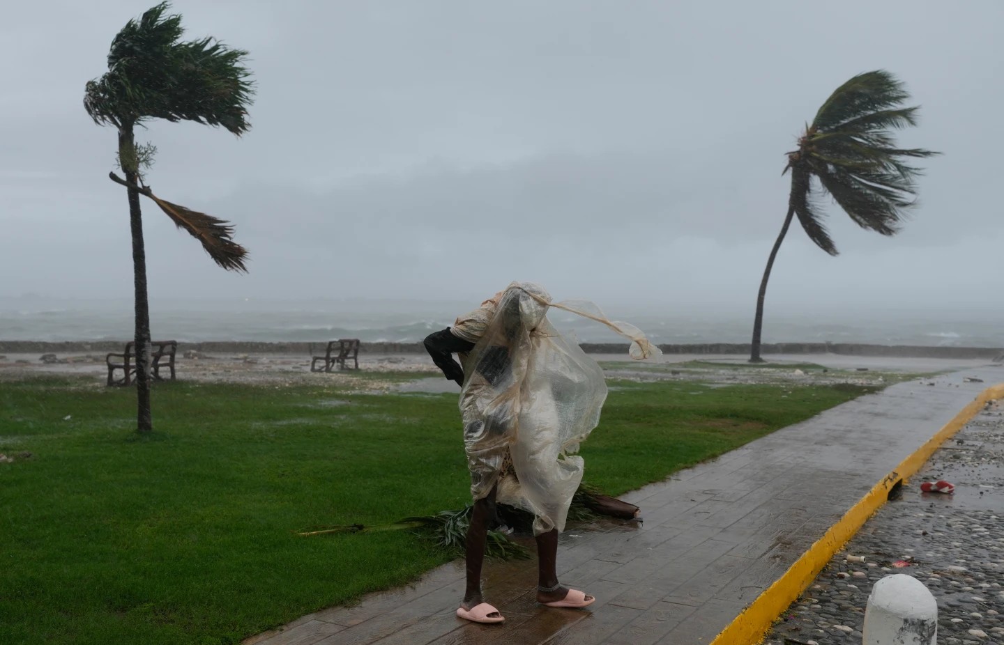 УРАГАНОТ МЕЛИСА ЈА ПОГОДИ ЈАМАЈКА СО ВЕТРОВИ ОД 295 КИЛОМЕТРИ НА ЧАС УРАГАНОТ МЕЛИСА ЈА ПОГОДИ ЈАМАЈКА СО ВЕТРОВИ ОД 295 КИЛОМЕТРИ НА ЧАС