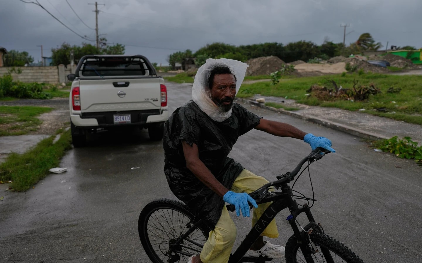 ЈАМАЈКА СЕ СПРЕМА ЗА УДАРОТ НА НАЈСИЛНИОТ УРАГАН ДОСЕГА, СЕ НАЈАВУВААТ ЕКСТРЕМНИ ВРНЕЖИ И ПОПЛАВИ ЈАМАЈКА СЕ СПРЕМА ЗА УДАРОТ НА НАЈСИЛНИОТ УРАГАН ДОСЕГА, СЕ НАЈАВУВААТ ЕКСТРЕМНИ ВРНЕЖИ И ПОПЛАВИ
