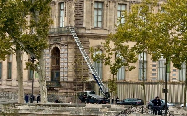 ДИРЕКТОРКАТА НА ЛУВР ПОДНЕСЕ ОСТАВКА НЕКОЛКУ МЕСЕЦИ ПО ГРАБЕЖОТ НА НАКИТ