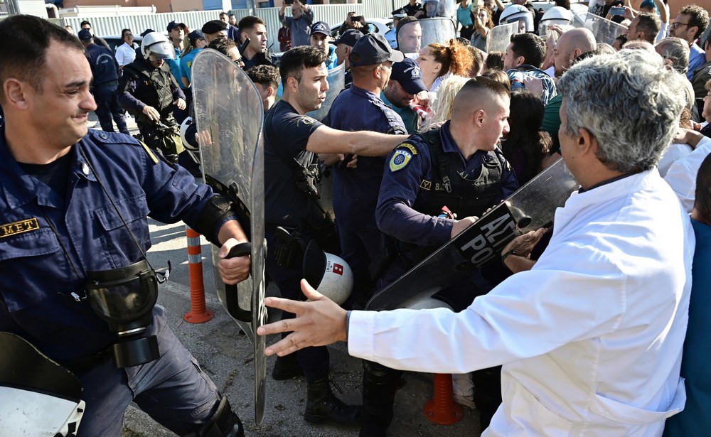 ГРЧКИТЕ ЛЕКАРИ СЕ СУДРИЈА СО ПОЛИЦИЈАТА ПРИ ПОСЕТАТА НА МИЦОТАКИС НА БОЛНИЦА ВО АТИНА