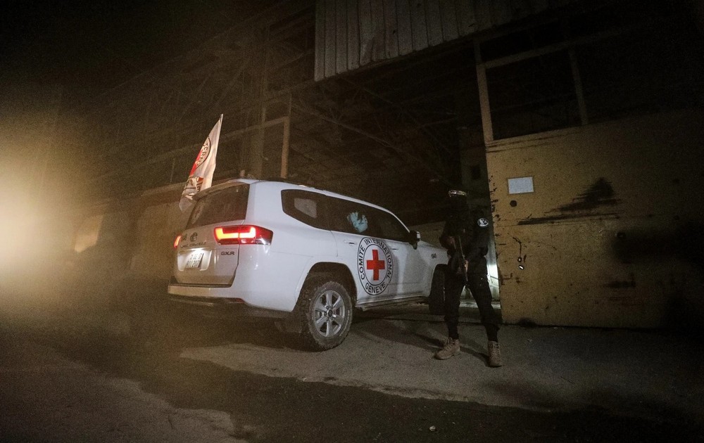 ХАМАС ТЕШКО ГИ ЛОЦИРА ТЕЛАТА НА ИЗРАЕЛСКИТЕ ЗАЛОЖНИЦИ, ИЗРАЕЛ СЕ ЗАКАНИ ДЕКА ЌЕ ЈА ОГРАНИЧИ ПОМОШТА ЗА ГАЗА