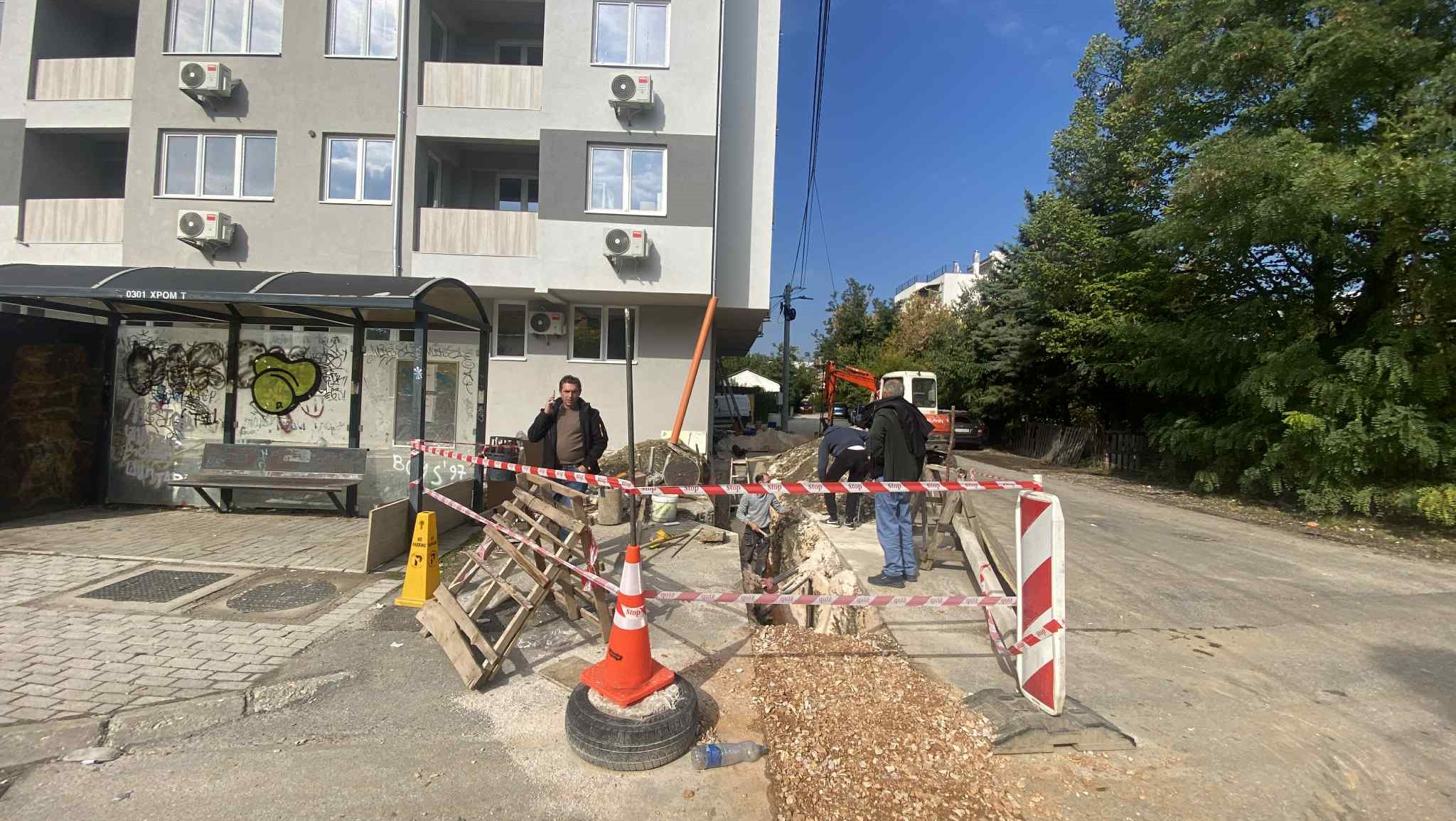 ТРИ ДЕНА НЕМА АВТОБУСИ ВО СКОПСКИ ХРОМ, НЕМА КАДЕ ДА ВРТАТ ОТИ НА УЛИЦАТА ИМА ДУПКА ЗА ПРИКЛУЧОЦИ ЗА НОВА ЗГРАДА 