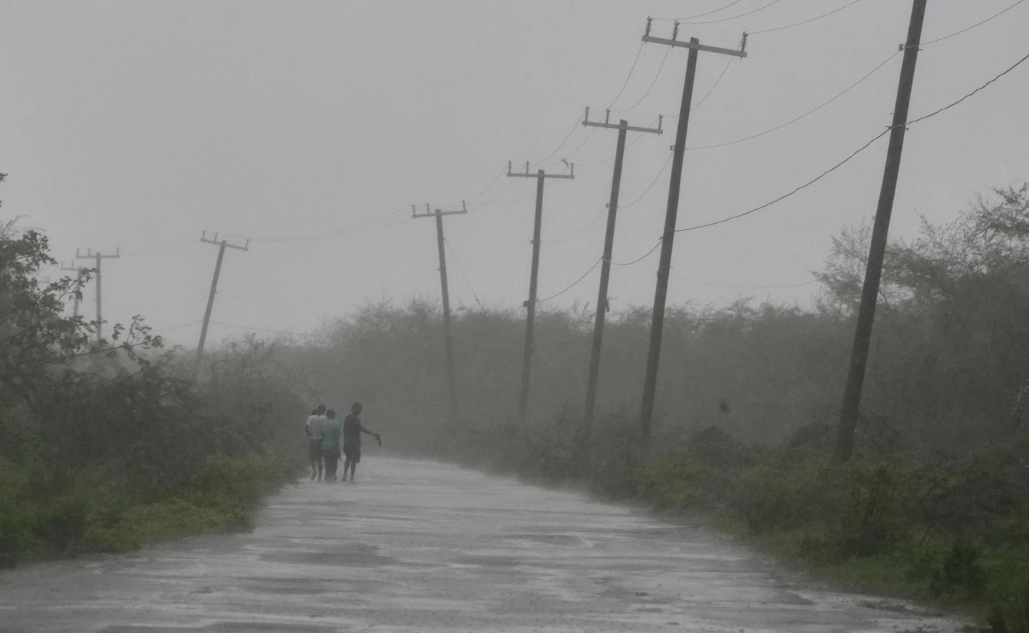 УРАГАНОТ МЕЛИСА ОСЛАБНА КОГА СТИГНА ДО КУБА ОТКАКО ПРЕДИЗВИКА ГОЛЕМИ УНИШТУВАЊА ВО ЈАМАЈКА УРАГАНОТ МЕЛИСА ОСЛАБНА КОГА СТИГНА ДО КУБА ОТКАКО ПРЕДИЗВИКА ГОЛЕМИ УНИШТУВАЊА ВО ЈАМАЈКА