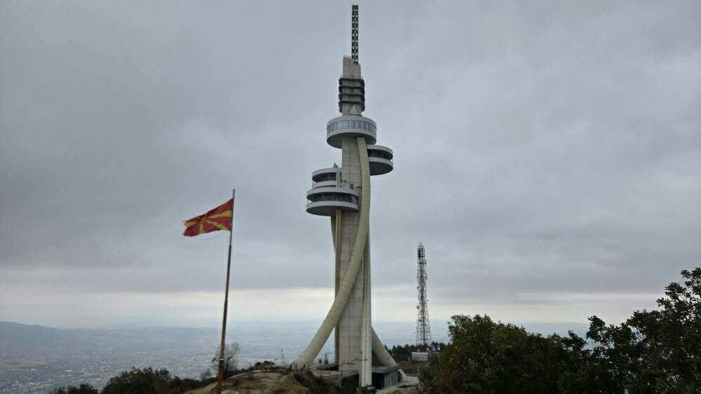 ПО 12 ГОДИНИ ИЗГРАДБА, ВО ЈАНУАРИ 2026 ЌЕ БИДЕ ЗАВРШЕНА ТЕЛЕКОМУНИКАЦИСКАТА КУЛА НА ВОДНО, ЌЕ ИМА И РЕСТОРАН НА ВРВОТ, ВЕЛАТ ОД АЕК