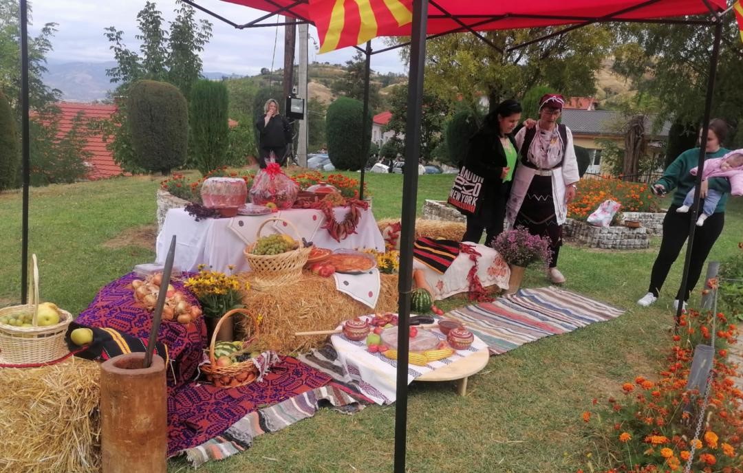 НАРОДНОТО ЈАДЕЊЕ ЛАПА СЕ СЛАВИ СО ФЕСТИВАЛ ВО ВИНИЧКОТО СЕЛО ГРАДЕЦ СО 500 КУЌИ, ОД КОИ ПОЛА СЕ ПРАЗНИ ПОРАДИ ИСЕЛУВАЊЕТО