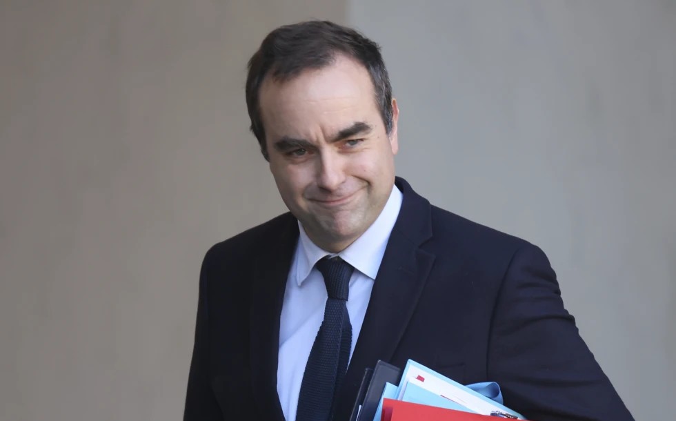 ФРАНЦУСКИОТ ПРЕМИЕР ЛЕКОРНУ ПОДНЕСЕ ОСТАВКА ПО 26 ДЕНА НА ФУНКЦИЈАТА
