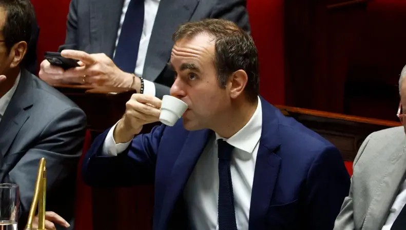 ФРАНЦУСКАТА ВЛАДА ГИ ПРЕЖИВЕА ДВЕТЕ ГЛАСАЊА ЗА ДОВЕРБА ВО ПАРЛАМЕНТОТ ФРАНЦУСКАТА ВЛАДА ГИ ПРЕЖИВЕА ДВЕТЕ ГЛАСАЊА ЗА ДОВЕРБА ВО ПАРЛАМЕНТОТ