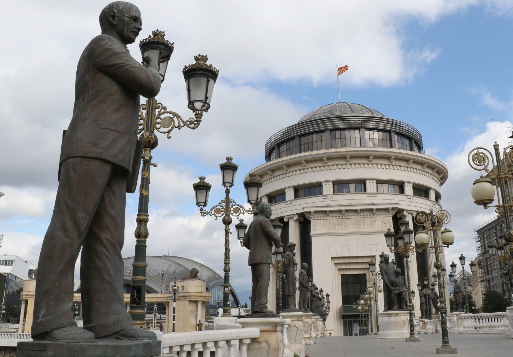 ОЧУВОТ СЕКСУАЛНО ЈА ЗЛОУПОТРЕБУВАЛ 16-ГОДИШНАТА ПОЌЕРКА, ТАА БАРАЛА ПОМОШ ОД МАЈКА СИ КОЈА НЕ ГО ПРИЈАВИЛА НИТУ ГО СПРЕЧИЛА