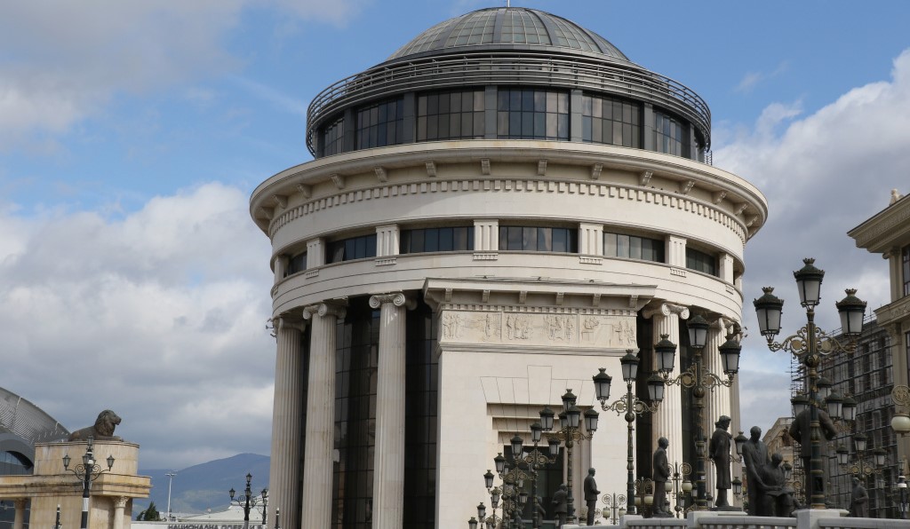 ЗАДРЖАН В ПОЛИЦИЈА МАЖОТ ЧИЈА СОПРУГА СО МАЛАТА ЌЕРКА ПОЧИНАА ПО ПАД ОД БАЛКОН ВО ВИСОКОКАТНИЦА, СТАНОТ Е ЗАПЕЧАТЕН И СЕ ВРШИ ПРЕТРЕС ЗАДРЖАН В ПОЛИЦИЈА МАЖОТ ЧИЈА СОПРУГА СО МАЛАТА ЌЕРКА ПОЧИНАА ПО ПАД ОД БАЛКОН ВО ВИСОКОКАТНИЦА, СТАНОТ Е ЗАПЕЧАТЕН И СЕ ВРШИ ПРЕТРЕС