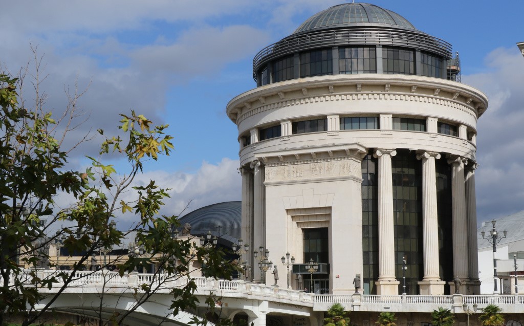 ГО ИЗМАМИЛА ДЕКА ЌЕ ВИКНЕ УШТЕ ЕДНА ЖЕНА ЗА ДРУЖБА ВО ХОТЕЛ, ПА СО ДВАЈЦА МАЖИ ГО НАТЕПАЛЕ И МУ УКРАЛЕ 3.000 ЕВРА ГО ИЗМАМИЛА ДЕКА ЌЕ ВИКНЕ УШТЕ ЕДНА ЖЕНА ЗА ДРУЖБА ВО ХОТЕЛ, ПА СО ДВАЈЦА МАЖИ ГО НАТЕПАЛЕ И МУ УКРАЛЕ 3.000 ЕВРА